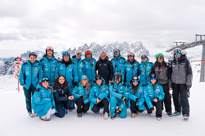 Foto di squadra con atlete e staff | © Pegaso Media